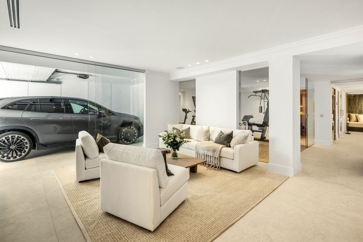 Villa for sale in Nueva Andalucía, Málaga, Spain