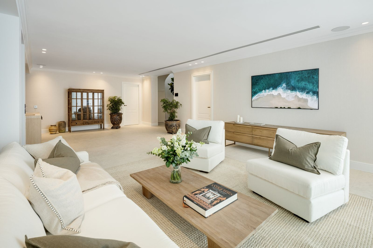 Villa for sale in Nueva Andalucía, Málaga, Spain