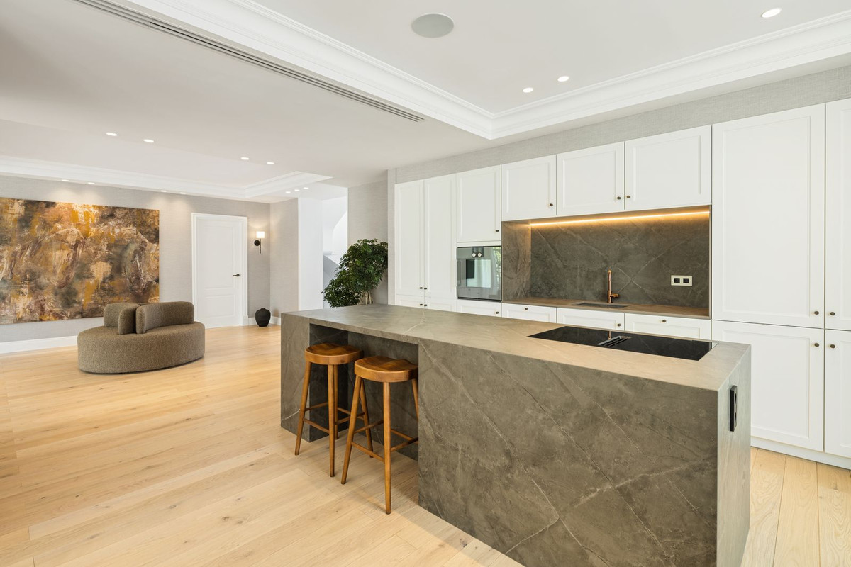 Villa for sale in Nueva Andalucía, Málaga, Spain