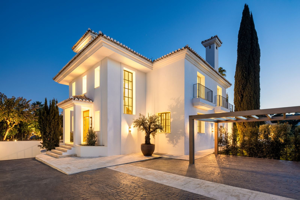 Villa for sale in Nueva Andalucía, Málaga, Spain