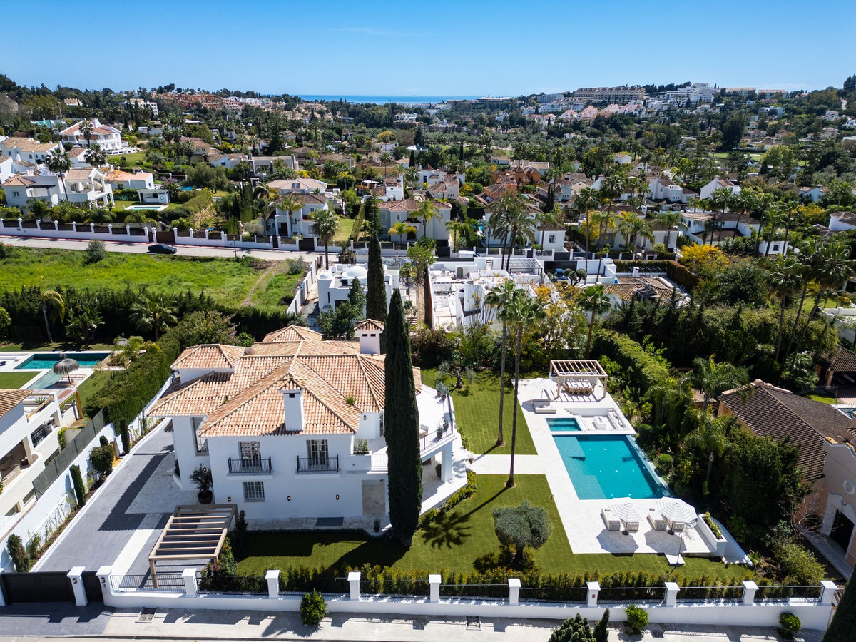 Villa for sale in Nueva Andalucía, Málaga, Spain