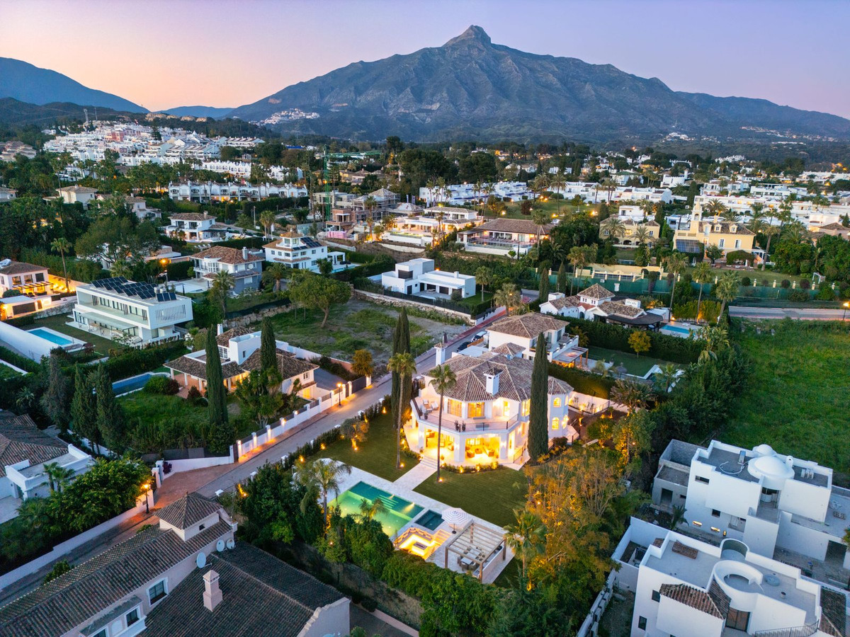 Villa for sale in Nueva Andalucía, Málaga, Spain