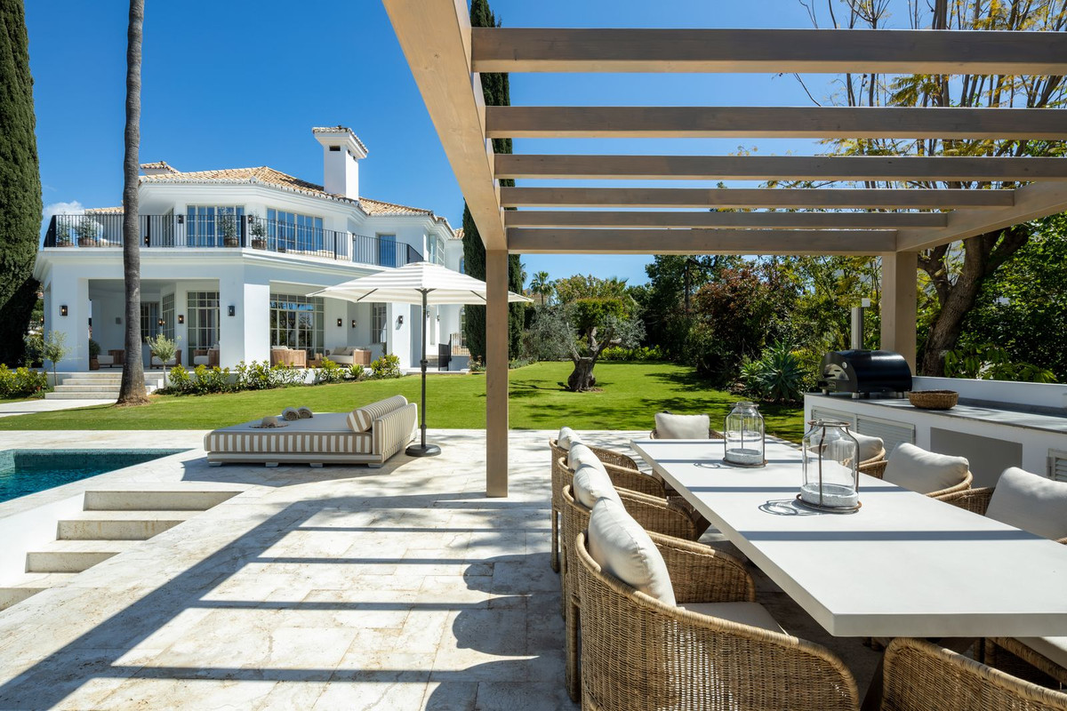 Villa for sale in Nueva Andalucía, Málaga, Spain