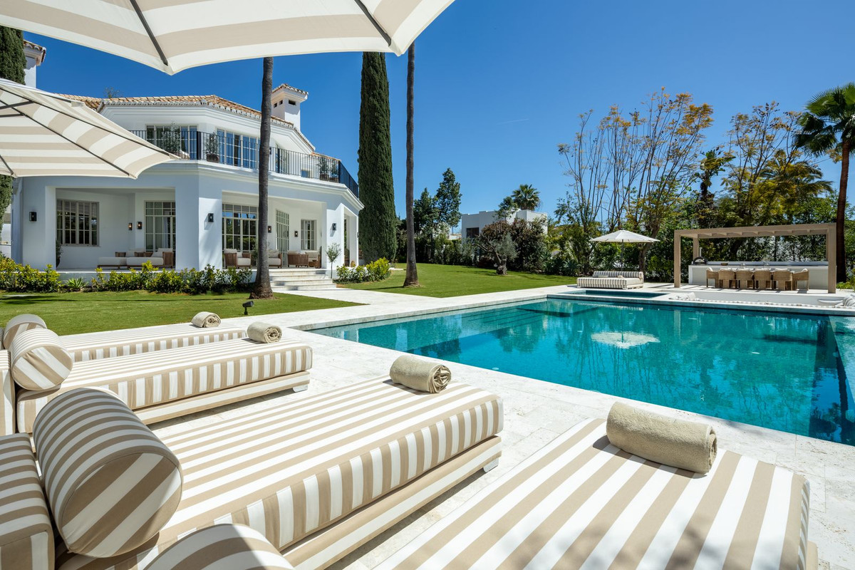 Villa for sale in Nueva Andalucía, Málaga, Spain