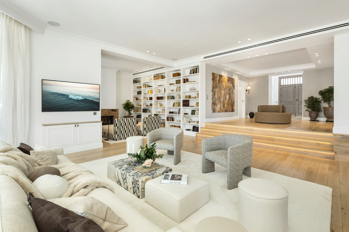 Villa for sale in Nueva Andalucía, Málaga, Spain