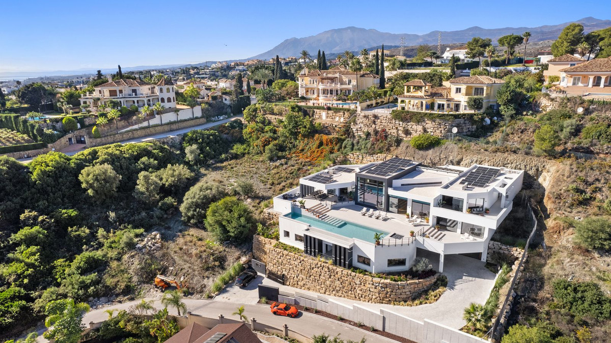Villa for sale in El Paraíso Estepona, Málaga, Spain