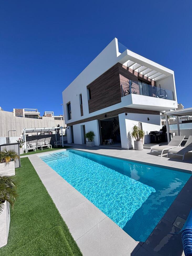 Villa for sale in Villamartin, Alicante, Spain
