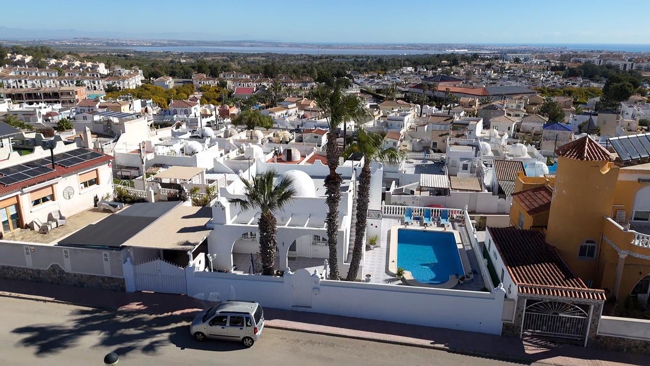 Villa for sale in Villamartin, Alicante, Spain