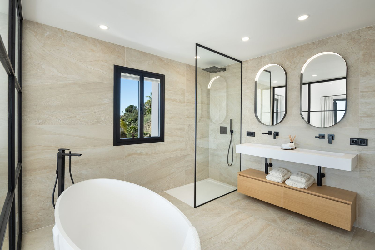 Villa for sale in La Quinta, Málaga, Spain