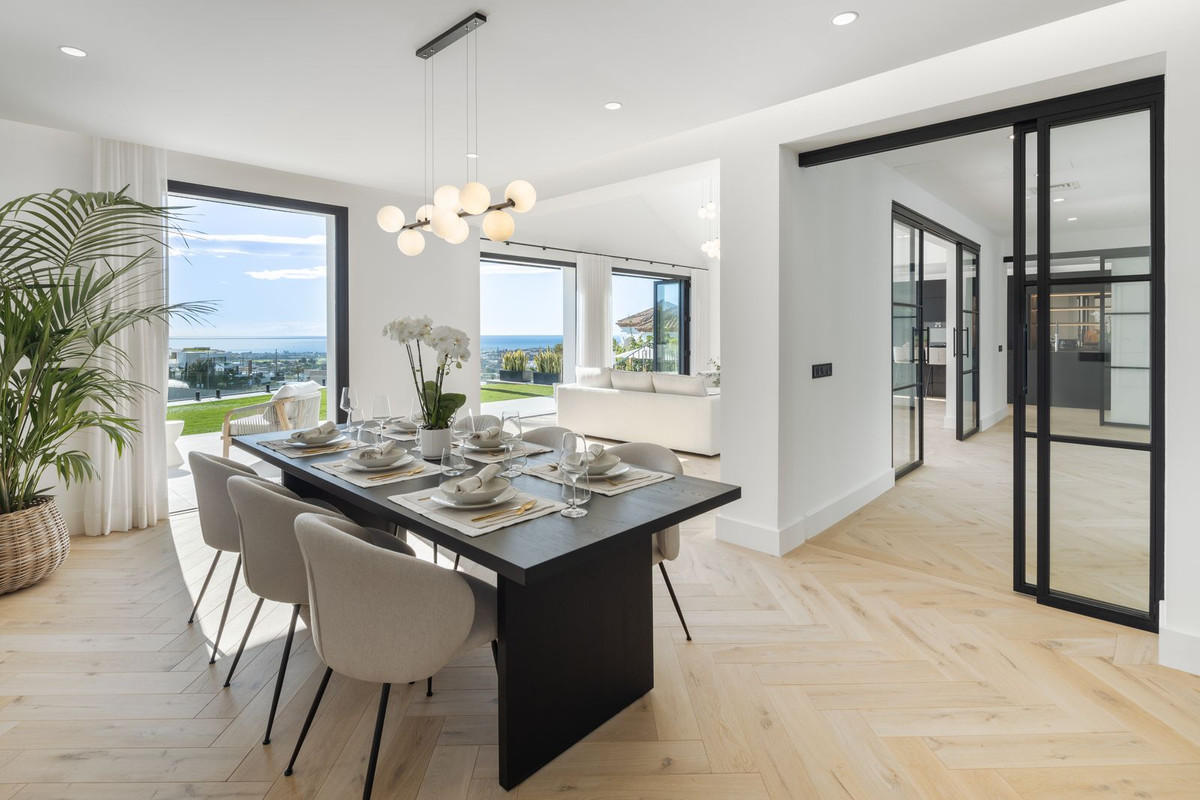 Villa for sale in La Quinta, Málaga, Spain