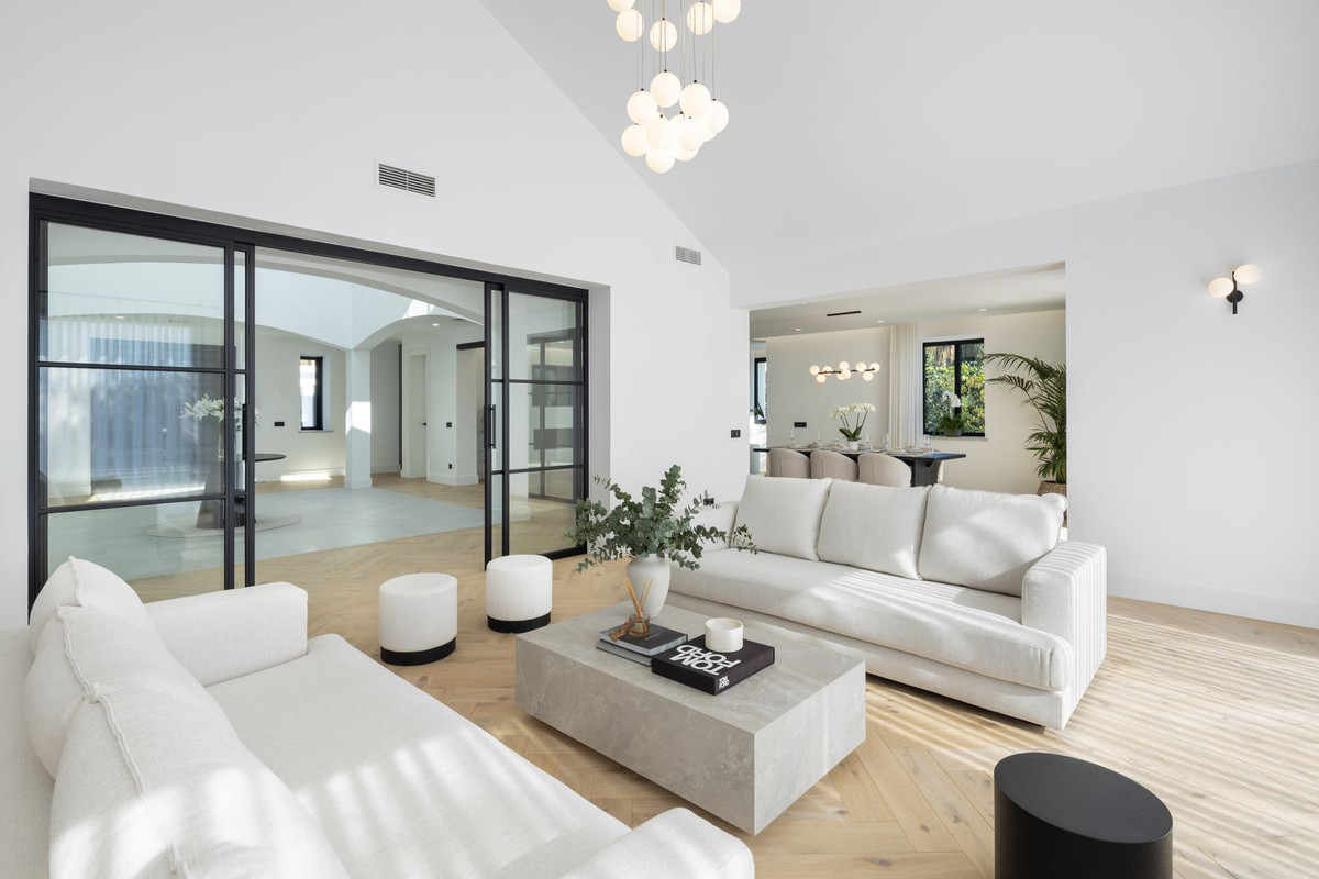 Villa for sale in La Quinta, Málaga, Spain